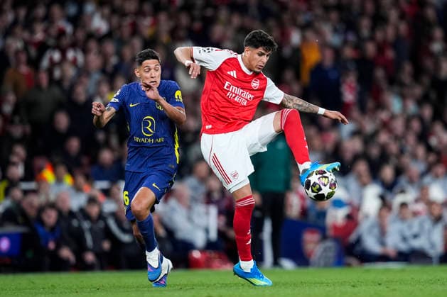 May 5, 2026, London, London, England: Piero Hincapie of Arsenal FC and Nahuel Molina of Atletico de Madrid in action during the UEFA Champions League 2025 26 Semi Final Second Leg match between Arsenal FC and Atletico de Madrid at Emirates Stadium on May 05, 2026, in London, England. London England - ZUMAa181 20260505_zaa_a181_245 Copyright: xDennisxAgyemanx