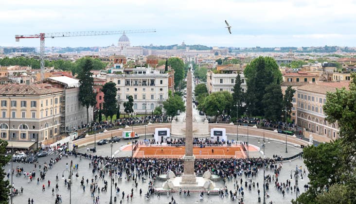 (260506) -- ROME, May 6, 2026 -- Spectators watch Novak Djokovic of Serbia training before the ATP, Tennis Herren Italian Open on a temporary clay tennis court at Piazza del Popolo in Rome, Italy, May 5, 2026. ) (SP)ITALY-ROME-TENNIS-ATP-ITALIAN OPEN-NOVAK DJOKOVIC-TRAINING WangxKaiyan 