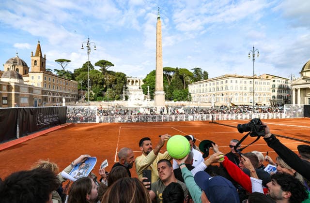 (260506) -- ROME, May 6, 2026 -- Novak Djokovic of Serbia signs for the fans after a training session before the ATP, Tennis Herren Italian Open on a temporary clay tennis court at Piazza del Popolo in Rome, Italy, May 5, 2026. ) (SP)ITALY-ROME-TENNIS-ATP-ITALIAN OPEN-NOVAK DJOKOVIC-TRAINING WangxKaiyan 