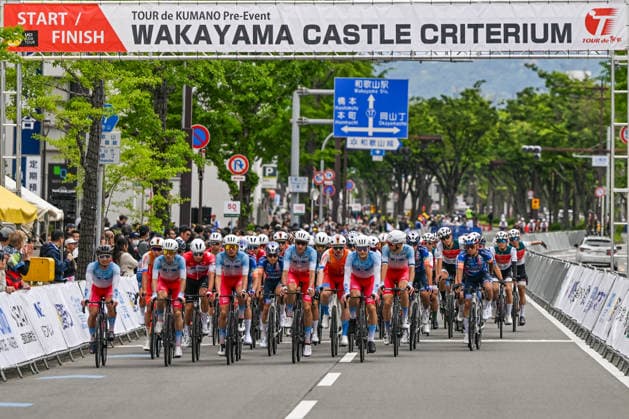 James Gardner Wins The 2026 Wakayama Castle Criterium WAKAYAMA, JAPAN - MAY 6: The professional peloton rolls through the neutralized start under the official gantry for the Wakayama Castle Criterium, the high-speed pre-event of the 26th Tour de Kumano, on May 6, 2026, in Wakayama City, Wakayama Prefecture, Japan. Wakayama Japan  Copyright: xArturxWidakx originalFilename:widak-jamesgar260506_npHQ1.jpg