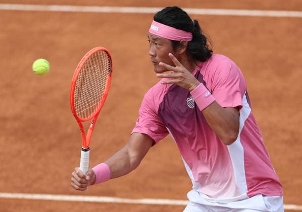 (260506) -- ROME, May 6, 2026 -- Zhang Zhizhen hits a return during the men s singles first round match between Zhang Zhizhen of China and Daniel Altmaier of Germany at the ATP, Tennis Herren Italian Open in Rome, Italy, May 6, 2026. ) (SP)ITALY-ROME-TENNIS-ATP-ITALIAN OPEN-ZHANG ZHIZHEN VS DANIEL ALTMAIER LixJing 