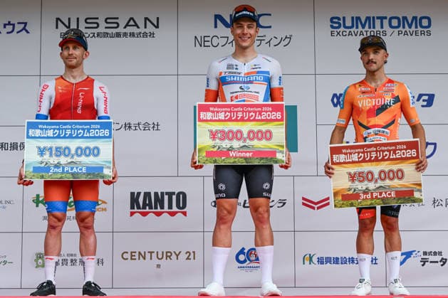 James Gardner Wins The 2026 Wakayama Castle Criterium WAKAYAMA, JAPAN - MAY 6: (L-R) Cameron Scott of Li Ning Star, winner James Gardner of Terengganu Cycling Team, and Elliot Schultz of Victoire Hiroshima display their prize checks on the podium following the Wakayama Castle Criterium on May 6, 2026, in Wakayama City, Japan. Wakayama Japan  Copyright: xArturxWidakx originalFilename:widak-jamesgar260506_npBm3.jpg
