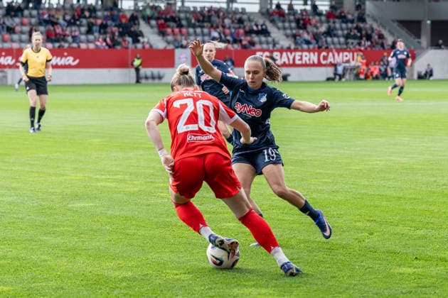 Fight for the ball duel between Franziska Kett FC Bayern Muenchen Frauen, 20 and Marie Steiner TSG 1899 Hoffenheim, 19 GER, FC Bayern Muenchen Frauen vs TSG 1899 Hoffenheim, Football, Google Pixel Frauen Bundesliga, 24 Matchday, Season 2025 2026, 06 05 2026 DFL DFB REGULATIONS PROHIBIT ANY USE OF PHOTOGRAPHS as IMAGE SEQUENCES and or QUASI VIDEO GER, FC Bayern Muenchen Frauen vs TSG 1899 Hoffenheim, Football, Google Pixel Frauen Bundesliga, 24 Spieltag, Saison 2025 2026, 06 05 2026 Muenchen Copyright: xEibner-Pressefoto HeikexFeinerx EP_HFR