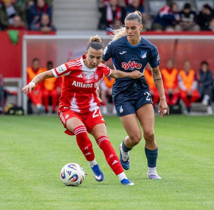 Fight for the ball duel between Arianna Caruso FC Bayern Muenchen Frauen, 27 and Selina Cerci TSG 1899 Hoffenheim, 29 GER, FC Bayern Muenchen Frauen vs TSG 1899 Hoffenheim, Football, Google Pixel Frauen Bundesliga, 24 Matchday, Season 2025 2026, 06 05 2026 DFL DFB REGULATIONS PROHIBIT ANY USE OF PHOTOGRAPHS as IMAGE SEQUENCES and or QUASI VIDEO GER, FC Bayern Muenchen Frauen vs TSG 1899 Hoffenheim, Football, Google Pixel Frauen Bundesliga, 24 Spieltag, Saison 2025 2026, 06 05 2026 Muenchen Copyright: xEibner-Pressefoto HeikexFeinerx EP_HFR