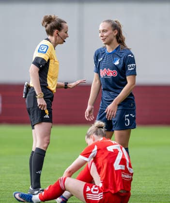 Sina Diekmann referee with a caution on Jamilla Rankin TSG 1899 Hoffenheim, 05 after her foul on Franziska Kett FC Bayern Muenchen Frauen, 20 GER, FC Bayern Muenchen Frauen vs TSG 1899 Hoffenheim, Fußball, Google Pixel Frauen Bundesliga, 24 Spieltag, Season 2025 2026, 06 05 2026 DFL DFB REGULATIONS PROHIBIT ANY USE OF PHOTOGRAPHS as IMAGE SEQUENCES and or QUASI VIDEO GER, FC Bayern Muenchen Frauen vs TSG 1899 Hoffenheim, Football, Google Pixel Frauen Bundesliga, 24 Matchday, Season 2025 2026, 06 05 2026 Muenchen Copyright: xEibner-Pressefoto HeikexFeinerx EP_HFR