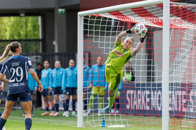 Laura Dick 1, TSG 1899 Hoffenheim , holds the ball safely during the match between FC Bayern Munich v TSG 1899 Hoffenheim, Football, Women, Google Pixel Women Bundesliga, 2025 2026, 24 Matchday on 06 05 2026 in Munich, FC Bayern Campus DFL and DFB regulations prohibit any use of photographs as image sequences and or quasi video Bayern Germany