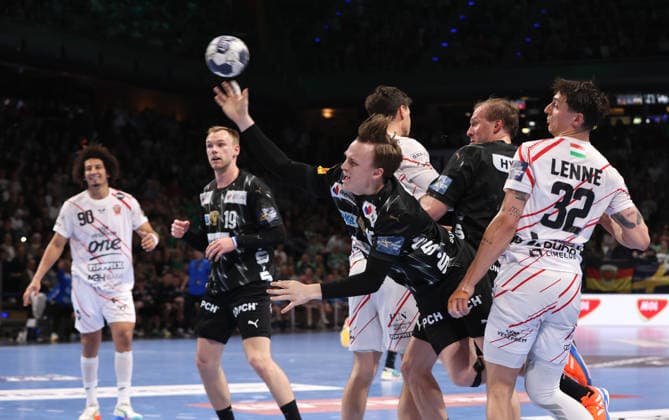Tobias Schjoelberg Groendahl scores a goal, Yanis Lenne duel Game scene Action Sport Handball CL Champions League Champions League Mens quarter-final second leg season 2025 2026 06 05 2026 Füchse Berlin vs Veszprem HC in the Max Schmeling Halle