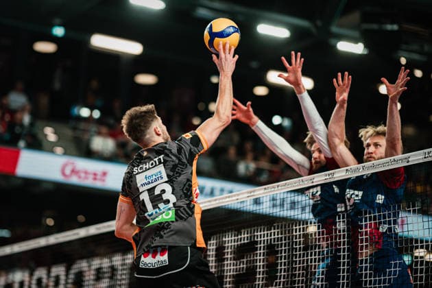 VBL SVG Lüneburg vs Berlin Recycling Volleys, 06 05 2026 Ruben Schott Berlin Recycling Volleys, 13 plays the ball, behind him Jackson Howe SVG Lüneburg, 6 and Daniel Gruvaeus SVG Lüneburg, 2 Volleyball Bundesliga, Playoffs, Final, Game 3 SVG Lüneburg vs Berlin Recycling Volleys on 06 05 2026 at LKH Arena, Lüneburg Copyright: xBEAUTIFULxSPORTS Tonhäuserx