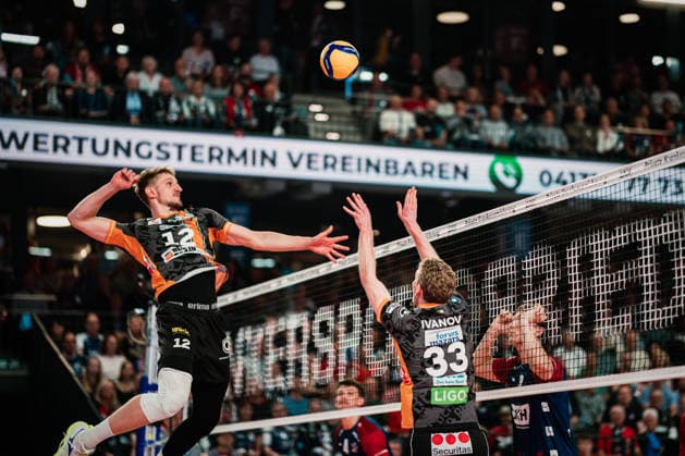 VBL SVG Lüneburg vs Berlin Recycling Volleys, 06 05 2026 Fedor Ivanov Berlin Recycling Volleys, 33 plays the ball to Florian Krage Brewitz Berlin Recycling Volleys, 12 Volleyball Bundesliga, Playoffs, Final, Match 3 SVG Lüneburg vs Berlin Recycling Volleys on 06 05 2026 at LKH Arena, Lüneburg Copyright: xBEAUTIFULxSPORTS Tonhäuserx