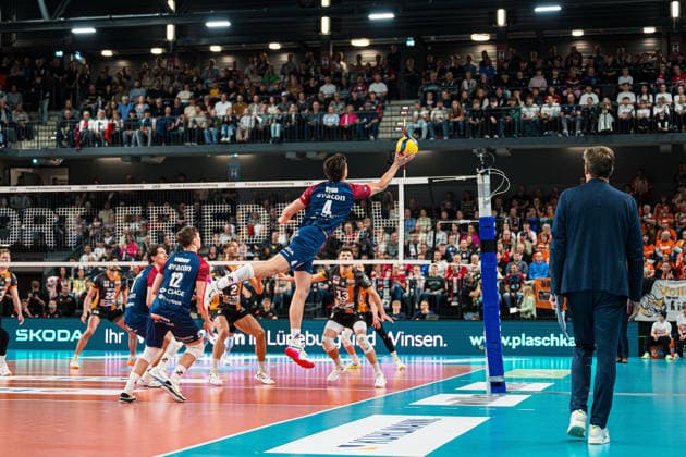 Volleyball I Men I Season 2025 2026 I Bundesliga I Final I SVG Lüneburg Berlin Recycling Volleys I 06 05 2026 Christopher Byam 4, SVG Lüneburg saves the ball Copyright: xLobeca Björn-OlexKehmx