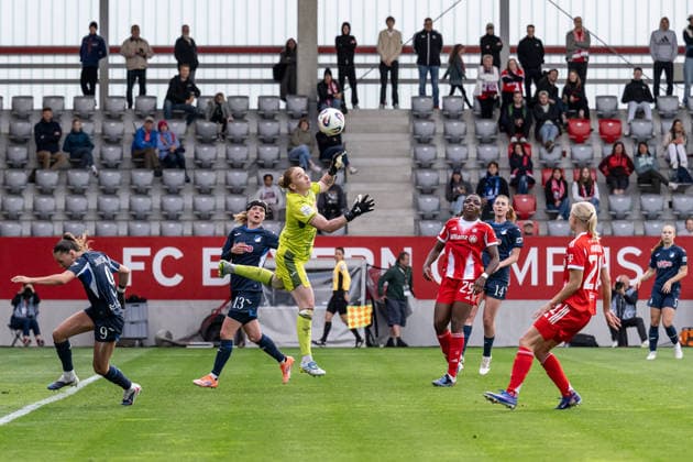 Laura Dick goalkeeper, TSG 1899 Hoffenheim, 01 gets the ball under control with difficulty in front of ba29 and Pernille Harder FC Bayern Muenchen Frauen, 21 , behind Wielle Douma TSG 1899 Hoffenheim, 13 and Lisa Doorn TSG 1899 Hoffenheim, 14 GER, FC Bayern Muenchen Frauen vs TSG 1899 Hoffenheim, Fußball, Google Pixel Frauen Bundesliga, 24 Spieltag, Saison 2025 2026, 06 05 2026 DFL DFB REGULATIONS PROHIBIT ANY USE OF PHOTOGRAPHS as IMAGE SEQUENCES and or QUASI VIDEO GER, FC Bayern Muenchen Frauen vs TSG 1899 Hoffenheim, Fußball, Google Pixel Frauen Bundesliga, 24 Spieltag, Saison 2025 2026, 06 05 2026 Muenchen Copyright: xEibner-Pressefoto HeikexFeinerx EP_HFR