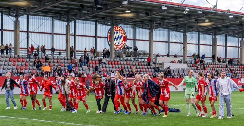 The Munich women celebrate in front of the fan curve with their supporters GER, FC Bayern Muenchen Frauen vs TSG 1899 Hoffenheim, Fußball, Google Pixel Frauen Bundesliga, 24 Spieltag, Saison 2025 2026, 06 05 2026 DFL DFB REGULATIONS PROHIBIT ANY USE OF PHOTOGRAPHS as IMAGE SEQUENCES and or QUASI VIDEO GER, FC Bayern Muenchen Frauen vs TSG 1899 Hoffenheim, Football, Google Pixel Frauen Bundesliga, 24 Spieltag, Saison 2025 2026, 06 05 2026 Muenchen Copyright: xEibner-Pressefoto HeikexFeinerx EP_HFR