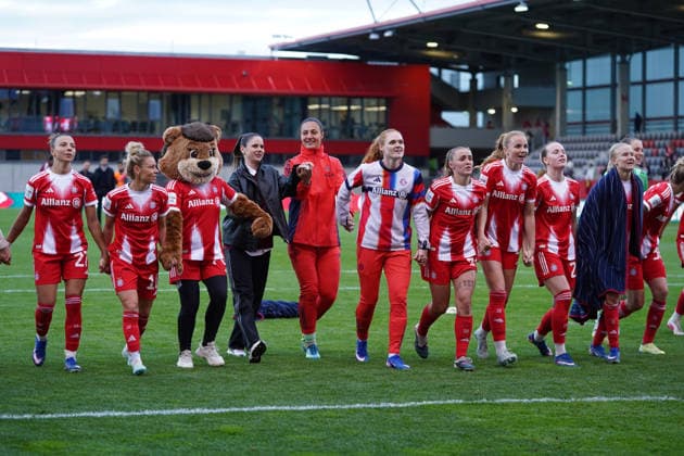 The players of FC Bayern Arianna Caruso 27 Bayern , Linda Dallmann 10 FC Bayern Stine Ballisager 3 Bayern , Linda Dallmann 10 FC Bayern , Sarah Zadrazil 25 FC Bayern , Maria Luisa Grohs 1 Bayern Georgia Stanway 31 FC Bayern , Glodis Viggosdottir 4 FC Bayern , Ena Mahmutovic 32 Bayern , Pernille Harder 21 Bayern , Carolin Simon 30 FC Bayern , Magdalena Eriksson 5 FC Bayern , Lena Oberdorf 8 Bayern and Alara Sehitler 14 Bayern with the fans after the Google Pixel Womens Bundesliga match FC Bayern Munich TSG Hoffenheim on 06 05 2026 Munich FC Bayern Campus Bayern Germany