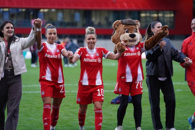 Arianna Caruso 27 Bayern , Linda Dallmann 10 FC Bayern and Sarah Zadrazil 25 FC Bayern after the Google Pixel Womens Bundesliga match FC Bayern Munich TSG Hoffenheim on 06 05 2026 Munich FC Bayern Campus Bayern Germany