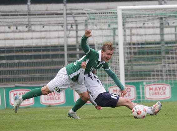 Duell zwischen Julian Albrecht (VfB Luebeck) und Nico Knystock (VfB Oldenburg) Fussball, Herren, Saison 2025 2026, RL-Nord, VfB Luebeck gegen VfB Oldenburg DFL REGULATIONS PROHIBIT ANY USE OF PHOTOGRAPHS AS IMAGE SEQUENCES AND OR QUASI-VIDEO. *** Duel between Julian Albrecht VfB Luebeck and Nico Knystock VfB Oldenburg Football, Men, Season 2025 2026, RL Nord, VfB Luebeck vs VfB Oldenburg DFL REGULATIONS PROHIBIT ANY USE OF PHOTOGRAPHS AS IMAGE SEQUENCES AND OR QUASI VIDEO