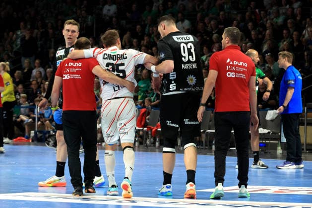 DEU, Machineseeker EHF Champions League, Fuechse Berlin vs One VeszprŽm HC, 06 05 2026, Max Schmeling Halle, Berlin, DEU, Machineseeker EHF Champions League, Fuechse Berlin vs One VeszprŽm HC, in the picture Mijajlo Marsenic Fuechse Berlin 93 , Luka Cindric Veszprem 25 , injured nordphotoxGmbHx xEngler nph00076