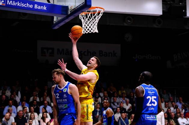 ProA Playoffs Quarterfinals Phoenix Hagen vs PS Karlsruhe LIONS, Hagen, 06 05 2026, Ischelandhalle Hagen Fabian Bleck 10, Phoenix Hagen, PF on a lay-up, defended by Kilian Binapfl 12, PS Karlsruhe LIONS, SF ProA Playoffs Quarterfinals Phoenix Hagen vs PS Karlsruhe LIONS, Hagen, 06 05 2026, Ischelandhalle Hagen Copyright: xBEAUTIFULxSPORTS Piepenstockx