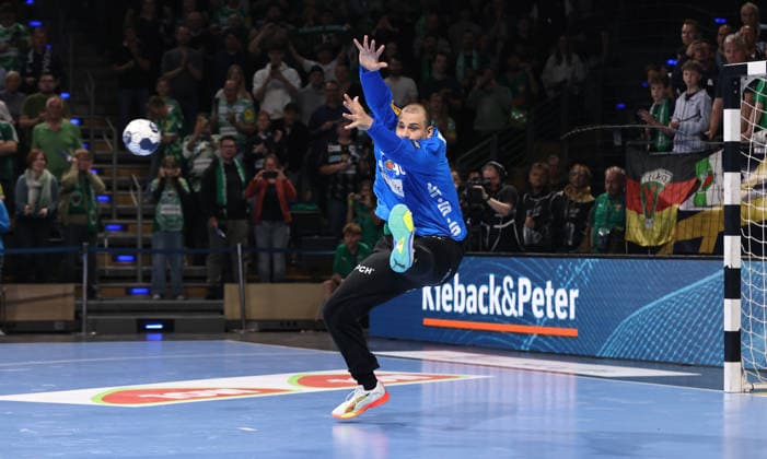 Torwart Dejan Milosavljev pariert im Siebenmeterwerfen Handball CL Championsleague Champions League Herren Viertelfinale Rückspiel Saison 2025 2026 06.05.2026 Füchse Berlin vs. Veszprem HC in der Max Schmeling Halle *** Goalkeeper Dejan Milosavljev makes a save in the seven-meter throw Sport Handball CL Champions League Champions League Mens quarter-final second leg season 2025 2026 06 05 2026 Füchse Berlin vs Veszprem HC in the Max Schmeling Halle