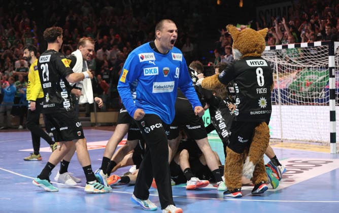 Goalkeeper Dejan Milosavljev, Füchse team cheers after the end of the game Joy Emotion Sport Handball CL Champions League Champions League Men Quarterfinal Second leg Season 2025 2026 06 05 2026 Füchse Berlin vs Veszprem HC in the Max Schmeling Halle