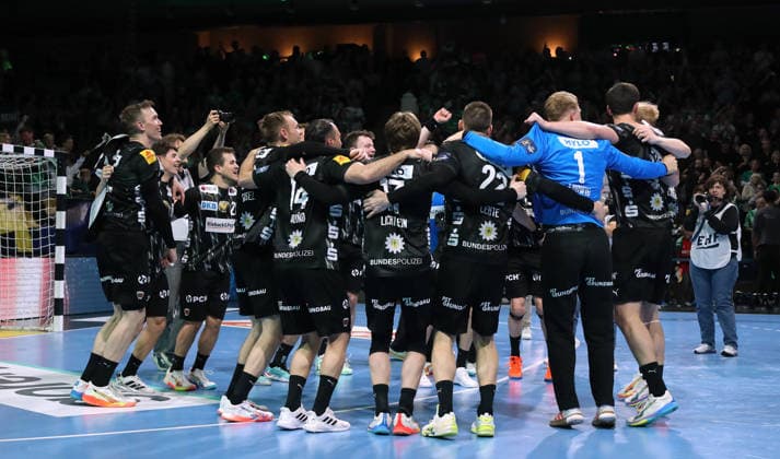 Füchse team cheers after the end of the game Joy Emotion Sport Handball CL Champions League Champions League Mens Quarterfinal Second leg Season 2025 2026 06 05 2026 Füchse Berlin vs Veszprem HC in the Max Schmeling Halle