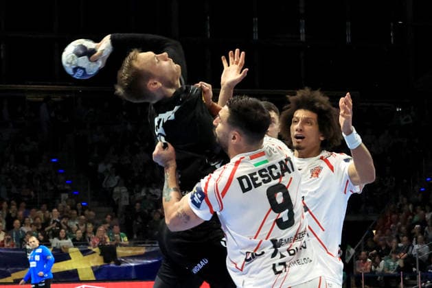 DEU, Machineseeker EHF Champions League, Fuechse Berlin vs One VeszprŽm HC, 06 05 2026, Max Schmeling Halle, Berlin, DEU, Machineseeker EHF Champions League, Fuechse Berlin vs One VeszprŽm HC, in the picture Mathias Gidsel Fuechse Berlin 19 , Hugo Descat Veszprem 9 , Ali Zein Veszprem 90 nordphotoxGmbHx xEngler nph00076