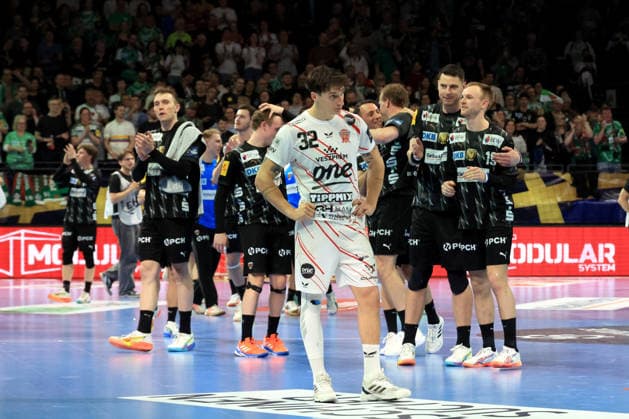 DEU, Machineseeker EHF Champions League, Fuechse Berlin vs One VeszprŽm HC, 06 05 2026, Max Schmeling Halle, Berlin, DEU, Machineseeker EHF Champions League, Fuechse Berlin vs One VeszprŽm HC, in the picture Fuechse players circle, Yanis Lenne Veszprem 32 nordphotoxGmbHx xEngler nph00076