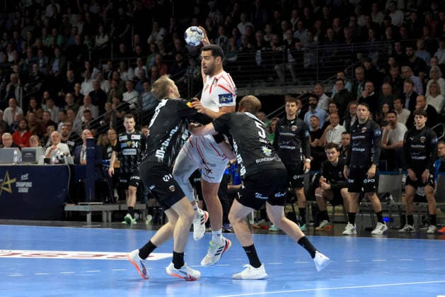 DEU, Machineseeker EHF Champions League, Fuechse Berlin vs One VeszprŽm HC, 06 05 2026, Max Schmeling Halle, Berlin, DEU, Machineseeker EHF Champions League, Fuechse Berlin vs One VeszprŽm HC, in the picture Mathias Gidsel Fuechse Berlin 19 , Max Darj Fuechse Berlin 5 , Ahmed Hesham Veszprem 15 nordphotoxGmbHx xEngler nph00076