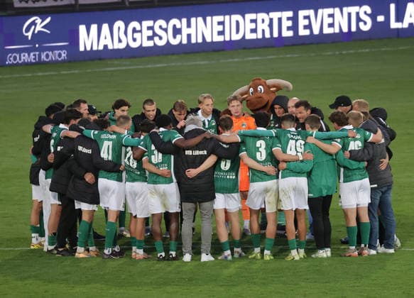 Trainer Guerino Capretti (VfB Luebeck) spricht im Kreis zur Mannschaft Fussball, Herren, Saison 2025 2026, RL-Nord, VfB Luebeck gegen VfB Oldenburg, 3-1 DFL REGULATIONS PROHIBIT ANY USE OF PHOTOGRAPHS AS IMAGE SEQUENCES AND OR QUASI-VIDEO. *** Coach Guerino Capretti VfB Luebeck speaks in a circle to the team Football, Men, Season 2025 2026, RL Nord, VfB Luebeck vs VfB Oldenburg, 3 1 DFL REGULATIONS PROHIBIT ANY USE OF PHOTOGRAPHS AS IMAGE SEQUENCES AND OR QUASI VIDEO