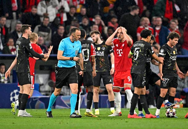 06 05 2026, Football UEFA Championsleague 2025 2026 semi-final second leg, FC Bayern Munich Paris St Germain, in the Allianz Arena Munich, Harry Kane FC Bayern Munich touches his head DFL and DFB regulations prohibit any use of photographs as image sequences and or quasi video
