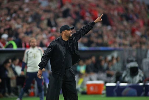 Football, Men, Champions League, 2025 2026 season, FC Bayern Munich Paris Saint Germain, semi-final second leg, Allianz Arena Vincent Kompany, coach FC Bayern Munich raises his left arm