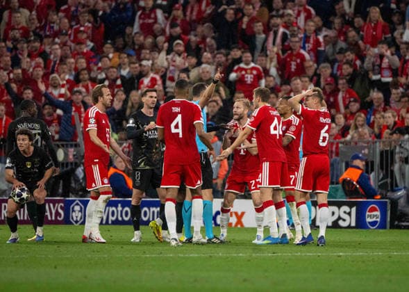 Soccer, Men, 2025 2026 season, Champions League semi-final, second leg , FC Bayern Munich Paris St Germain, f l Harry Kane Bayern Munich , Jonathan Tah Bayern Munich , Konrad Laimer Bayern Munich , Josip Stanisic Bayern Munich , Michael Olise Bayern Munich and Joshua Kimmich Bayern Munich complain to the referee Joao Pinheiro POR , 06 05 2026, Copyright: xMatthiasxKochx