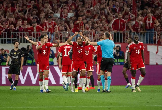 Soccer, Men, 2025 2026 season, Champions League semi-final, second leg , FC Bayern Munich Paris St Germain, f l Aleksandar Pavlovic Bayern Munich , Harry Kane Bayern Munich , Jonathan Tah Bayern Munich , Jamal Musiala Bayern Munich and Dayot Upamecano Bayern Munich complain to referee Joao Pinheiro POR , 06 05 2026, Copyright: xMatthiasxKochx