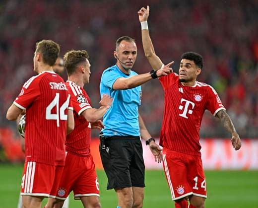 06 05 2026, Football UEFA Championsleague 2025 2026 semi-final second leg, FC Bayern Munich Paris St Germain, in the Allianz Arena Munich, referee Joao Pinheiro Portugal does not whistle, Joshua Kimmich FC Bayern Munich discusses with him and Luis Diaz FC Bayern Munich and Josip Stanisic Bayern Munich DFL and DFB regulations prohibit any use of photographs as image sequences and or quasi video