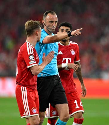 06 05 2026, Football UEFA Championsleague 2025 2026 semi-final second leg, FC Bayern Munich Paris St Germain, in the Allianz Arena Munich, referee Joao Pinheiro Portugal does not whistle, Joshua Kimmich FC Bayern Munich discusses with him and Luis Diaz FC Bayern Munich DFL and DFB regulations prohibit any use of photographs as image sequences and or quasi video