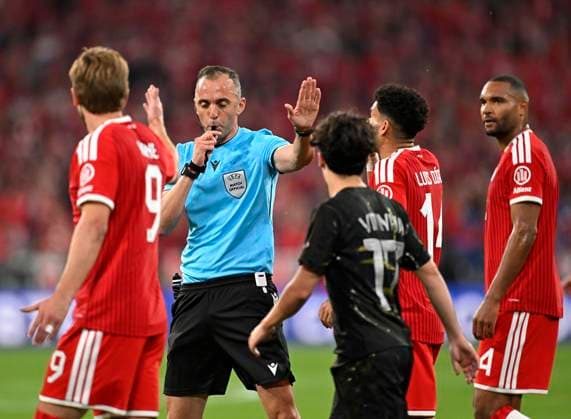 06 05 2026, Football UEFA Championsleague 2025 2026 semi-final second leg, FC Bayern Munich Paris St Germain, at Allianz Arena Munich, referee Joao Pinheiro Portugal whistles, from l Harry Kane FC Bayern Munich , referee Joao Pinheiro Portugal , Vitinha FC Paris Saint Germain , Luis Diaz FC Bayern Munich and Jonathan Tah FC Bayern Munich DFL and DFB regulations prohibit any use of photographs as image sequences and or quasi video