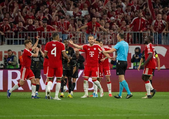 Soccer, Men, 2025 2026 season, Champions League semi-final, second leg , FC Bayern Munich Paris St Germain, f l Joshua Kimmich Bayern Munich , Jonathan Tah Bayern Munich , Harry Kane Bayern Munich and Dayot Upamecano Bayern Munich complain to referee Joao Pinheiro POR , 06 05 2026, Copyright: xMatthiasxKochx