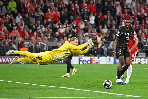 06 05 2026, Football UEFA Championsleague 2025 2026 semi-final second leg, FC Bayern Munich Paris St Germain, at Allianz Arena Munich, from left goalkeeper Matvey Safonov FC Paris Saint Germain , Willian Pacho FC Paris Saint Germain and Harry Kane FC Bayern Munich DFL and DFB regulations prohibit any use of photographs as image sequences and or quasi video