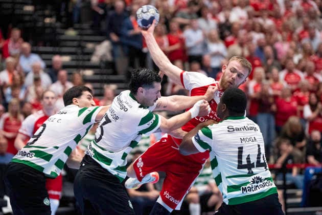 CL Men s Handball Aalborg Handball Sporting Clube de Portugal Aalborg s Thomas Arnoldsen in action with Sporting Clube de Portugal s Pedro Martinez, Salvador Salvador, and Christian Moga during the EHF Champions League quarter final return match between Aalborg Handball and Sporting Clube de Portugal at Sparekassen Danmark Arena Photo Bo Amstrup Ritzau Scanpix , Aalborg Denmark Mors  Copyright: BoxAmrstrupx xRitzauxScanpix BoxAmstrupx spdk20260506-213707-L