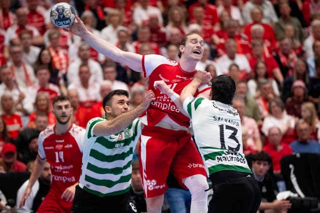 CL Men s Handball Aalborg Handball Sporting Clube de Portugal Aalborg s Juri Knorr in action with Sporting Clube de Portugal s Jan Gurri and Salvador Salvador during the EHF Champions League quarter final return match between Aalborg Handball and Sporting Clube de Portugal at Sparekassen Danmark Arena Photo Bo Amstrup Ritzau Scanpix , Aalborg Denmark Mors  Copyright: BoxAmrstrupx xRitzauxScanpix BoxAmstrupx spdk20260506-214141-L