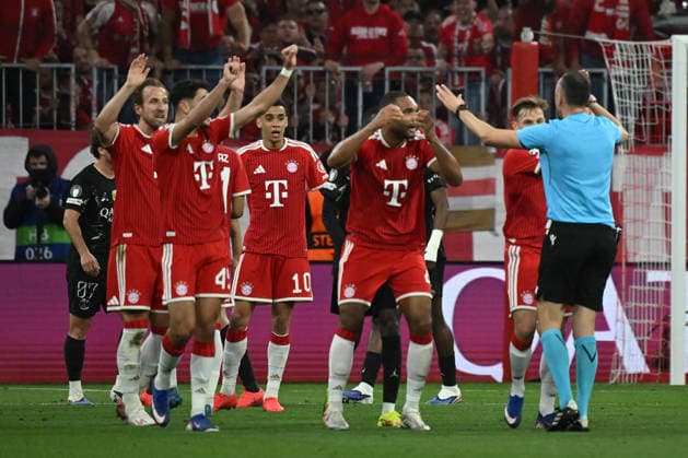 06 05 2026, xemx, Football UEFA Champions League 1 2 Final, FC Bayern Muenchen Paris St Germain v l Protests after the alleged handball Referee Joao Pinheiro DFL DFB REGULATIONS PROHIBIT ANY USE OF PHOTOGRAPHS as IMAGE SEQUENCES and or QUASI VIDEO Muenchen