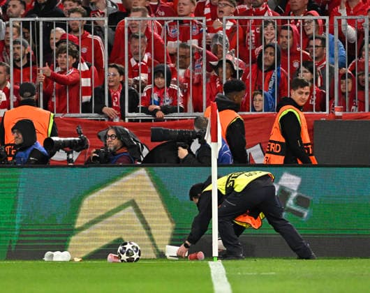 06 05 2026, Football UEFA Championsleague 2025 2026 semi-final second leg, FC Bayern Munich Paris St Germain, at Allianz Arena Munich, The fans throw objects on the pitch, a steward collects it DFL and DFB regulations prohibit any use of photographs as image sequences and or quasi video