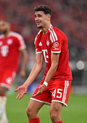 06 05 2026, Football UEFA Championsleague 2025 2026 semi-final second leg, FC Bayern Munich Paris St Germain, in the Allianz Arena Munich, Aleksandar Pavlovic FC Bayern Munich gets upset DFL and DFB regulations prohibit any use of photographs as image sequences and or quasi video