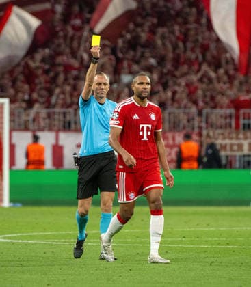 Soccer, Men, 2025 2026 season, Champions League semi-final, second leg , FC Bayern Munich Paris St Germain, referee Joao Pinheiro POR shows Jonathan Tah Bayern Munich yellow card, 06 05 2026, Copyright: xMatthiasxKochx