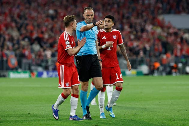 06 05 2026, xjrdrx, Football UEFA Champions League 1 2 Final, FC Bayern Muenchen Paris St Germain v l Protests after the alleged handball Referee Referee Joao Pinheiro Joshua Kimmich FC Bayern Muenchen Luis Diaz FC Bayern Muenchen DFL DFB REGULATIONS PROHIBIT ANY USE OF PHOTOGRAPHS as IMAGE SEQUENCES and or QUASI VIDEO Muenchen