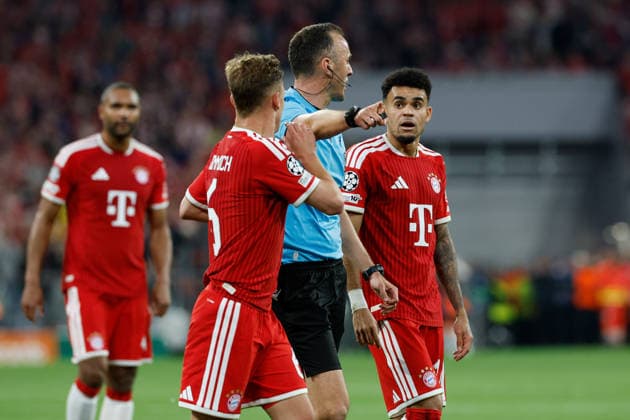 06 05 2026, xjrdrx, Football UEFA Champions League 1 2 Final, FC Bayern Muenchen Paris St Germain v l Protests after the alleged handball Referee Referee Joao Pinheiro Joshua Kimmich FC Bayern Muenchen Luis Diaz FC Bayern Muenchen DFL DFB REGULATIONS PROHIBIT ANY USE OF PHOTOGRAPHS as IMAGE SEQUENCES and or QUASI VIDEO Muenchen