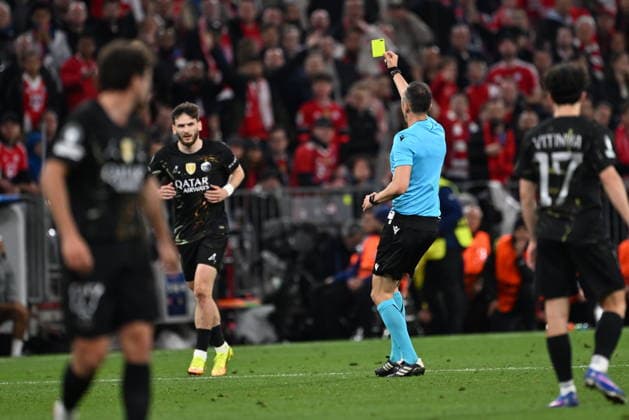 FC Bayern Munich v PSG - UEFA Champions League MUNICH, GERMANY - MAY 6: Referee shows yellow card during the UEFA Champions League Semi-Final Second Leg match between FC Bayern Munich and Paris Saint-Germain at Football Arena Munich in Munich, Germany, on May 6, 2026. Halil Sagirkaya Anadolu Munich Germany. Editorial use only. Please get in touch for any other usage.  Copyright: x2026xAnadoluxHalilxSagirkayax