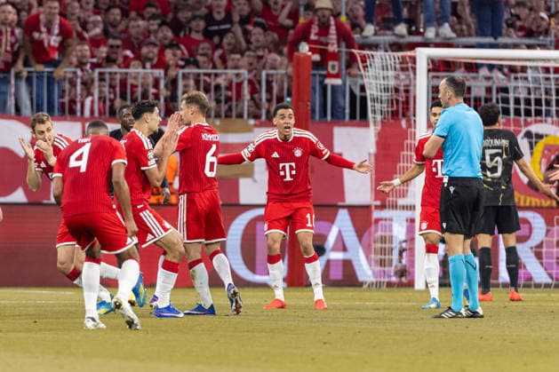 Josip Stanisic FC Bayern Munich , Aleksandar Pavlovic FC Bayern Munich , Joshua Kimmich FC Bayern Munich , Jamal Musiala FC Bayern Munich and referee Joao Pinheiro discusses during the UEFA Champions League 2025 26 Semi Final Second Leg match between FC Bayern Munich and Paris Saint Germain at Football Arena Munich on May 6, 2026 in Munich, Germany