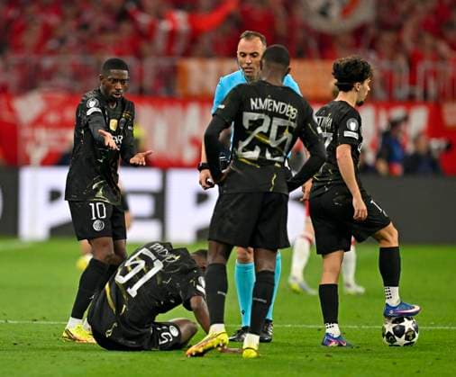 06 05 2026, Football UEFA Championsleague 2025 2026 semi-final second leg, FC Bayern Munich Paris St Germain, in the Allianz Arena Munich, Willian Pacho FC Paris Saint Germain on the ground, the referee Joao Pinheiro Portugal inquires about the condition DFL and DFB regulations prohibit any use of photographs as image sequences and or quasi video