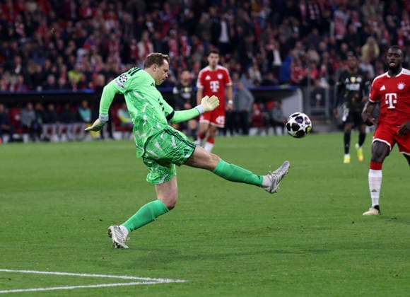 Football, Men, Champions League, 2025 2026 season, FC Bayern Munich Paris Saint Germain, semi-final second leg, Allianz Arena Manuel Neuer FC Bayern Munich kicks a ball away, clarify