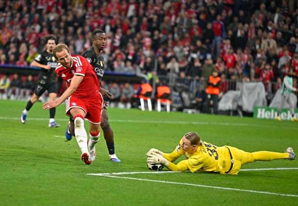 06 05 2026, Football UEFA Championsleague 2025 2026 semi-final second leg, FC Bayern Munich Paris St Germain, at Allianz Arena Munich, Harry Kane FC Bayern Munich vs. goalkeeper Matvey Safonov FC Paris Saint Germain DFL and DFB regulations prohibit any use of photographs as image sequences and or quasi video